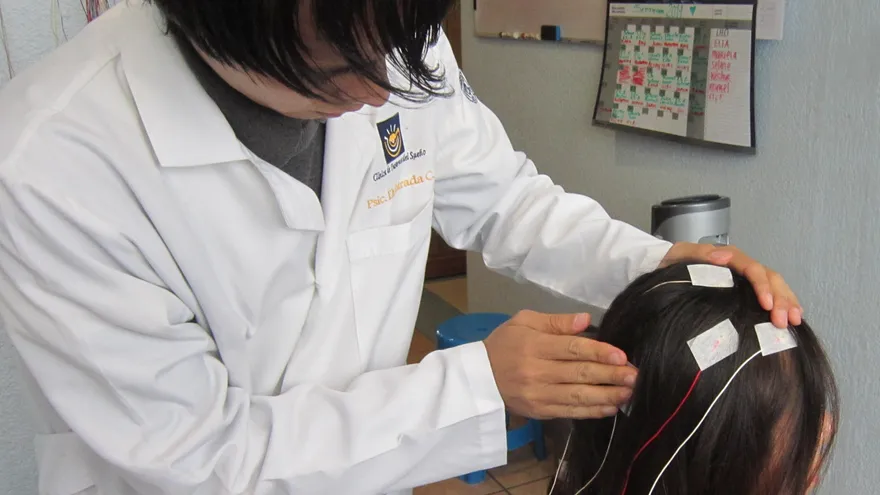 Fotografía cedida por la clínica del Sueño, fechada el 7 de febrero de 2018, que muestra a un medico mientras atiende a una menor en la Clínica del Sueño en Ciudad de México