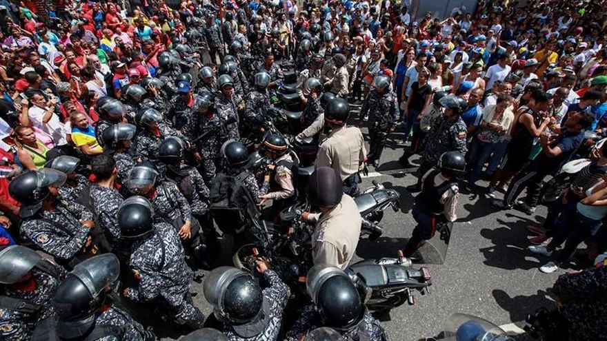 Vista de los enfrentamientos entre un grupo de personas adeptas al oficialismo y personas opositoras al gobierno nacional durante la consulta popular hoy, domingo 16 de julio de 2017, en el oeste de Caracas (Venezuela).