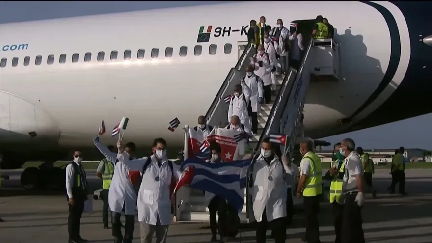 Cuba recibe como héroes a médicos que vuelven de misión en Italia