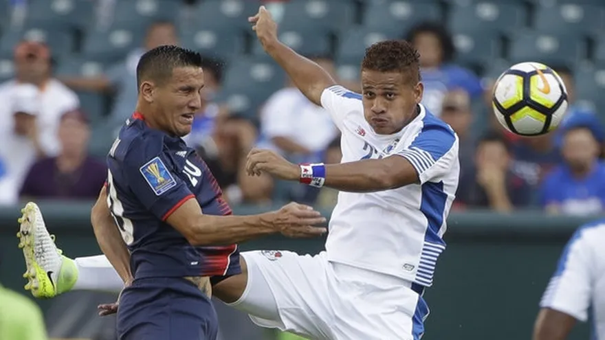 Roberto Chen (der.) es seguido por la Liga de Costa Rica | Agencias