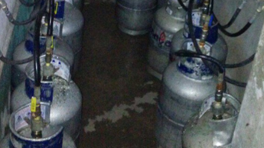 Cilindros de gas de 25 libras conectados ilegalmente en un local comercial en Colón