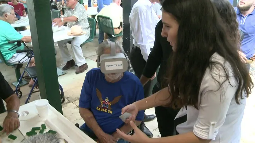 Ancianos de Miami cumplen sus sueños y combaten depresión con realidad virtual