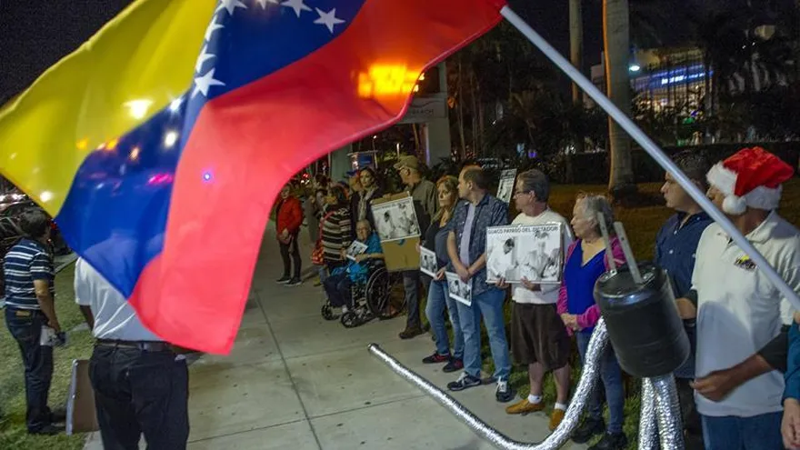 La organización Venezolanos Perseguidos Políticos en el Exilio (Veppex) se despide en la carta a Tajani "esperando sus buenos oficios y que pronto se puedan conocer las sanciones y otras acciones que a bien tengan implementar en contra del régimen de Nicolas Maduro".