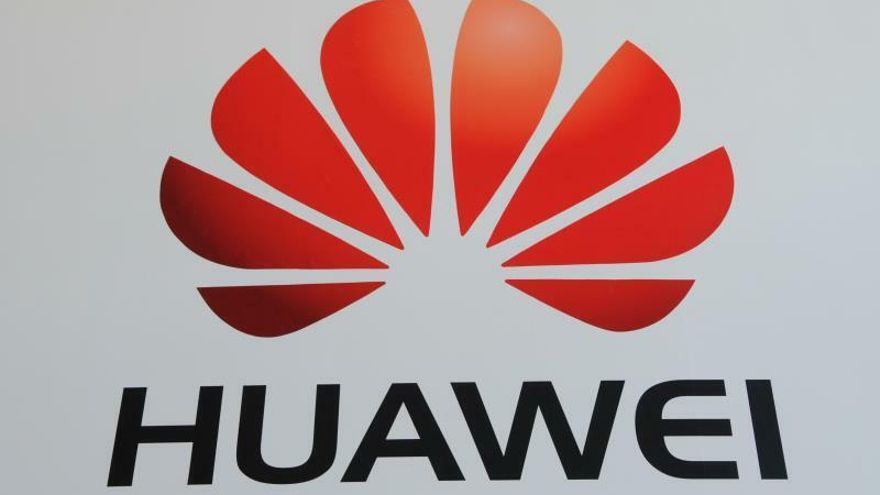En la imagen, logotipo de la compañía china de electrónica Huawei en la feria de comercio CeBit de Hanover (Alemania).