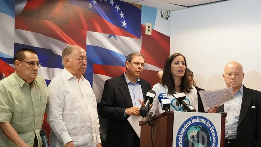 La presidenta de la asociación Cuba Decide, Rosa María Payá, habla junto al periodista cubano y miembro del Comité Cubano Pro Derechos Humanos, Juan Manuel Cao (c); el miembro del Centro para una Cuba Libre, Frank Calzón (d); el sobreviviente de la lucha insurrecta del Escambray, Vito Ribera (i), y el miembro del Consejo por la Libertad de Cuba, Diego Suárez (2i), durante una rueda de prensa hoy, jueves 26 de julio de 2018, en el Instituto Interamericano para la Democracia, en Miami, Florida (EE.UU.).