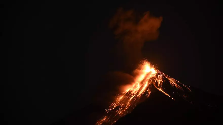 Volcanes de Fuego  en Guatemala producen hasta cinco explosiones. EFE