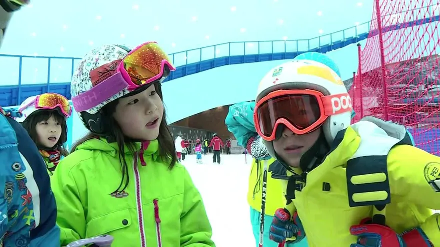 Chinos se deslizan por la mayor pista cubierta del mundo