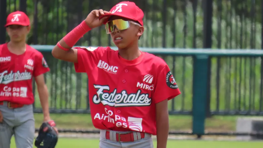 Pelotero de los Federales de Chiriquí en un partido de Probeis Kids