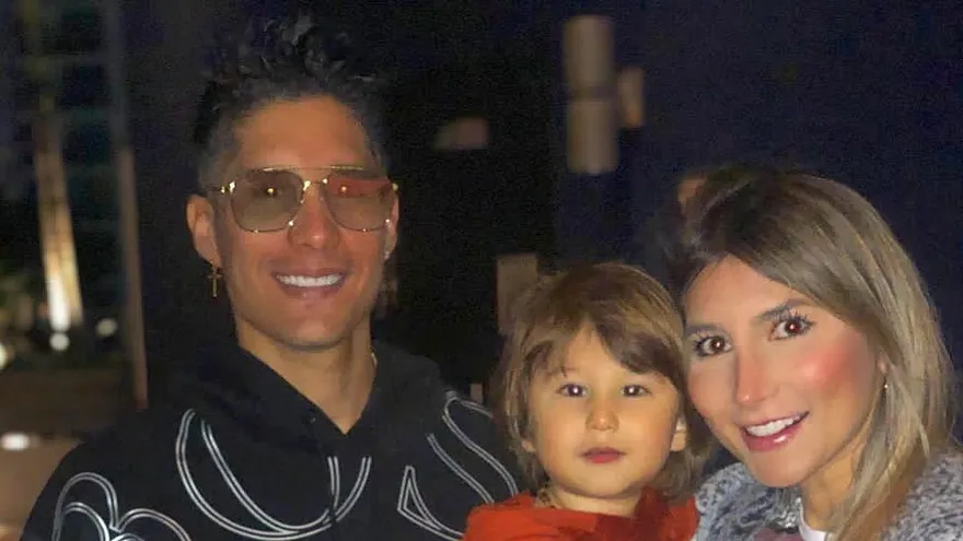 Chyno Miranda y su esposa Natasha Araos, junto a su hijo
