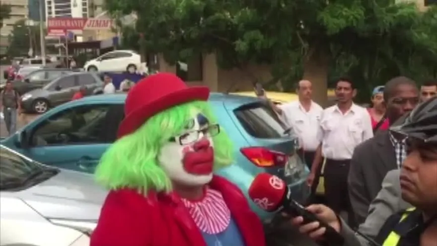 Detienen a hombre vestido de payaso durante concentración a favor de Ley 61