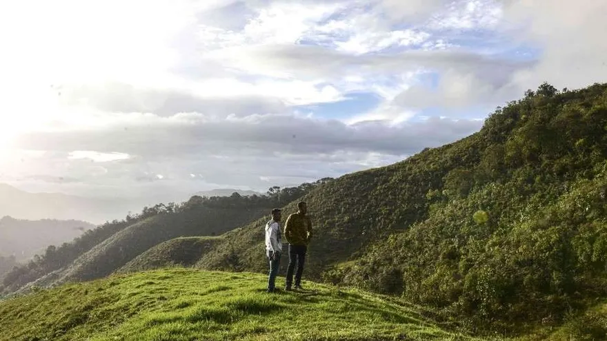 Sobrevivientes del Chapecoense visitan sitio de la tragedia aérea en Medellín