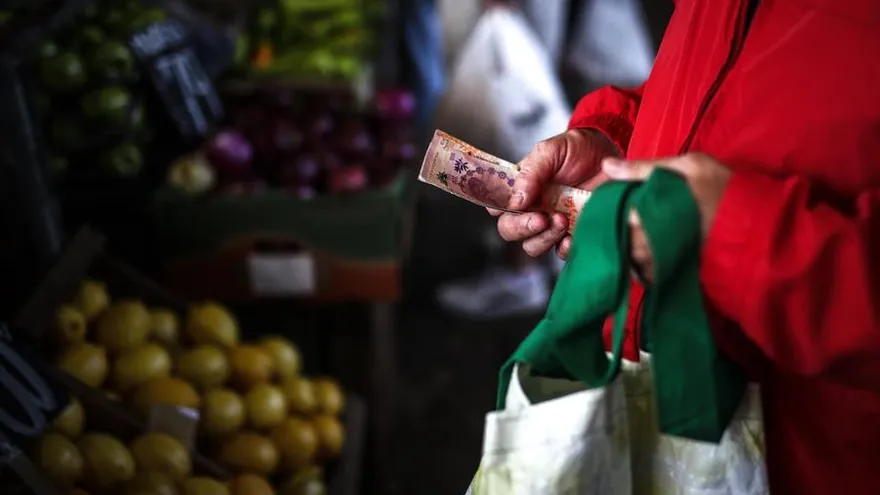 Una persona fue registrada al hacer sus compras en el Mercado Central de Buenos Aires.