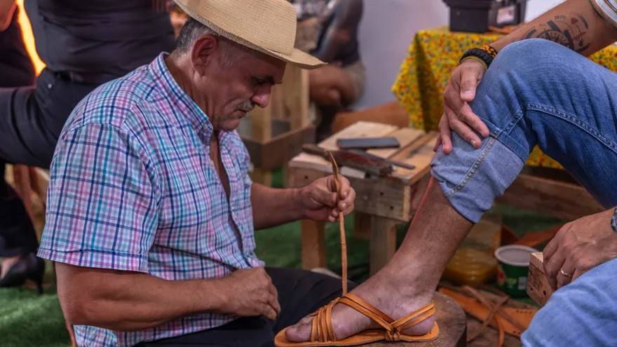 Un artesano en la elaboración de unas cutarras.