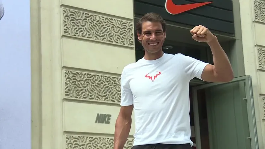 Nadal festeja con fanáticos su décimo título de Roland Garros