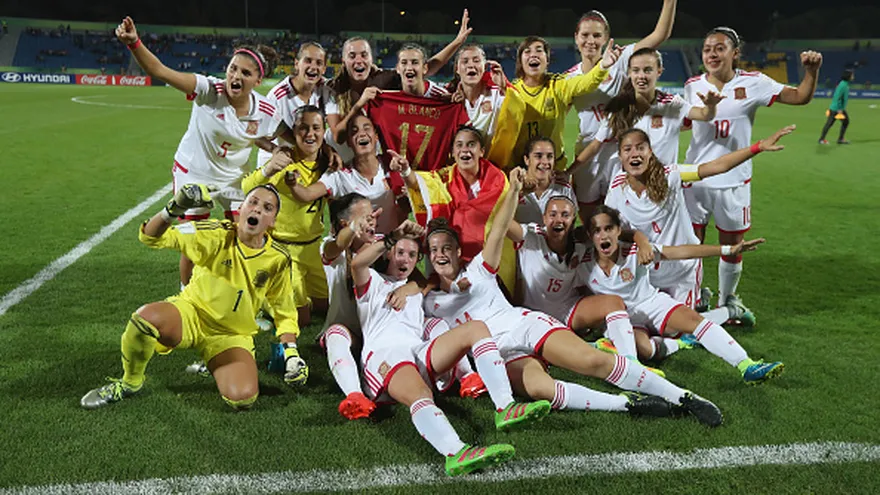 Jugadoras del equipo femenino sub-17 de España celebran la conquista del tercer lugar