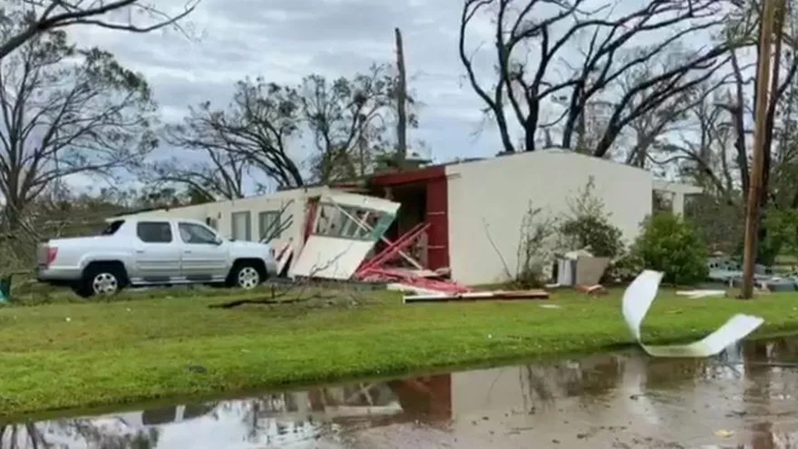 Luisiana y Texas sobreviven al poderoso huracán Laura, que deja cuatro muertos. Foto/AFP