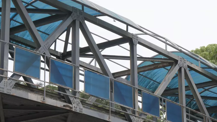 Se observa la falta de una parte del techo del puente peatonal de El Chorrillo