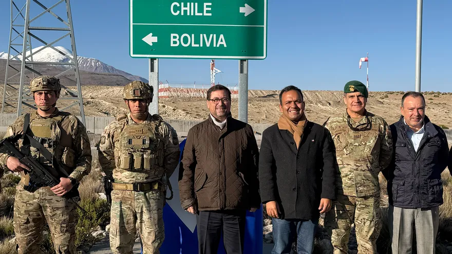Ministro de Relaciones Exteriores de Chile, Francisco Pérez Mackenna (derecha), y Fernando Aramayo de Bolivia (izquierda) en el cruce fronterizo Chungara-Tambo Quemado entre Chile y Bolivia