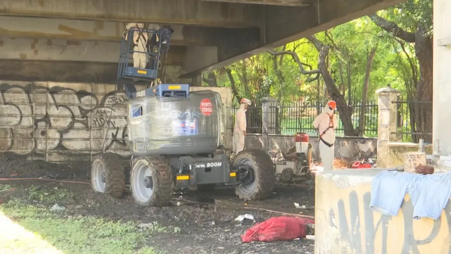 Los trabajos de reparación de los puentes tipo "Mabey" ubicados en distintos puntos de la ciudad de Panamá ya comenzaron, con labores que incluyen inicialmente limpieza y preparación de las estructuras.