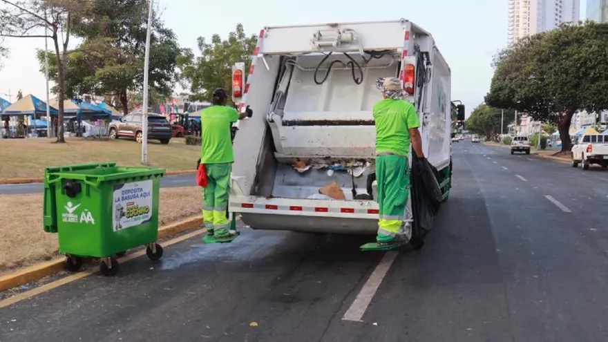Recolectores de desechos de la Autoridad de Aseo.