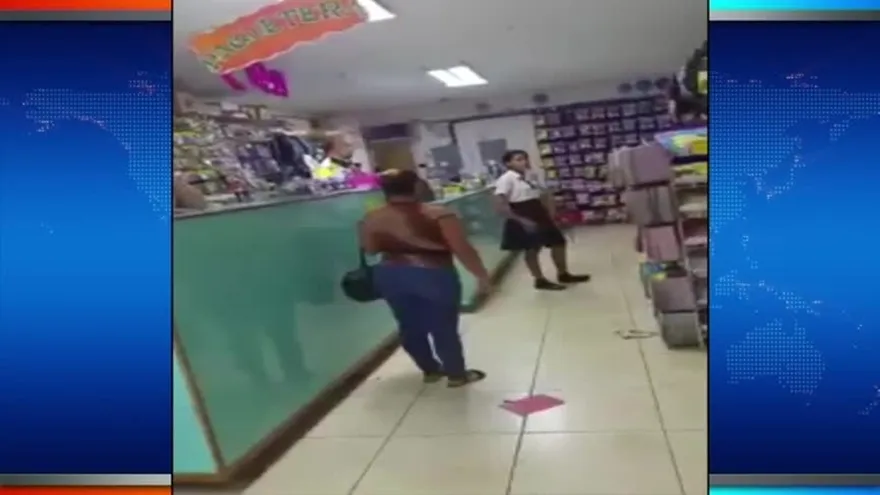 Sancionan a comerciante asiático por insultar a subalterna