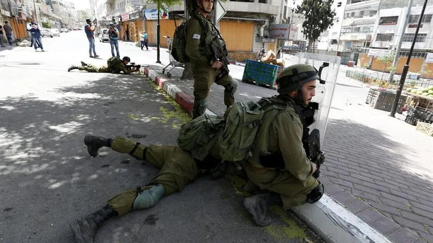 Policías israelíes toman posición durante una manifestación en apoyo a los presos palestinos en las cárceles israelíes, en Hebrón, Palestina, hoy 19 de mayo de 2017.