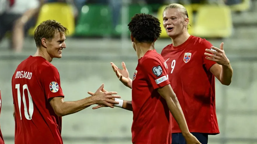 Erling Haaland (i) junto a compañeros de la selección de Noruega