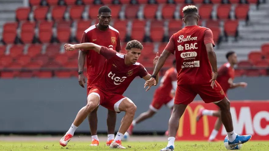 Jugadores de la selección de Panamá entrenan en el estadio Rommel Fernández