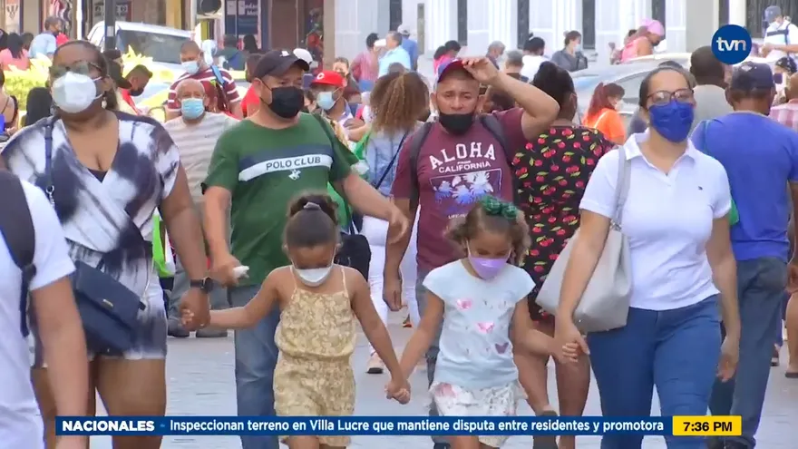 Padres de familias realizan últimas compras previo al inicio del año escolar