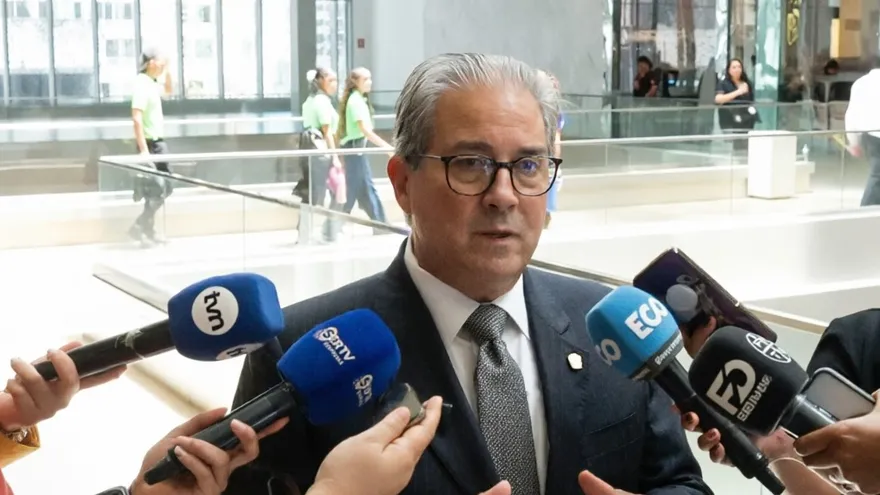 Ministro de Salud niega vínculos con empresa en la