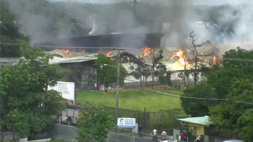 Desalojan a reclusos del centro de menores por fuego en una empresa