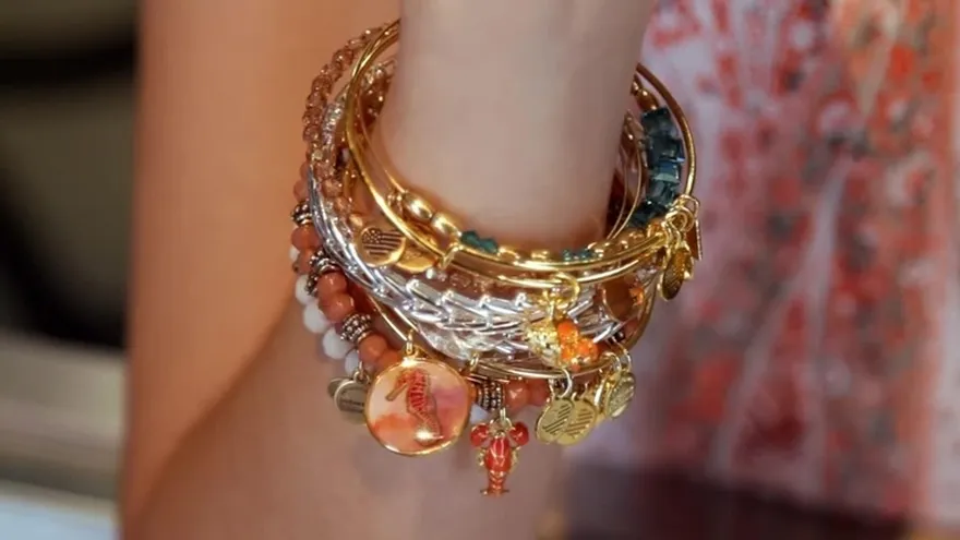 Pulseras con dijes te dan un look más "trendy"