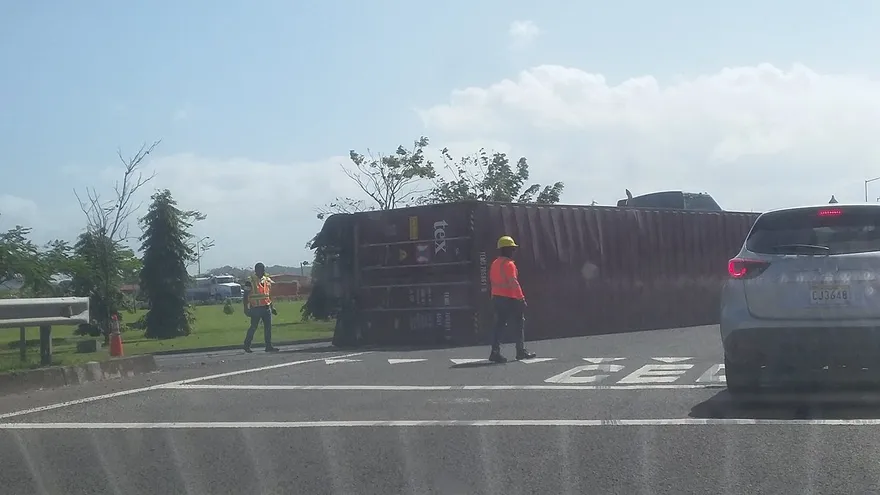 Transporte de carga se accidenta en Autopista Panamá- Colón
