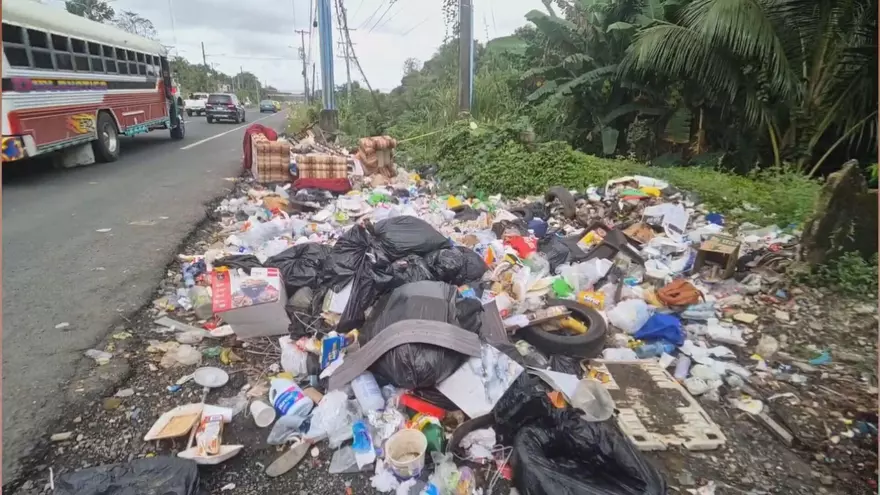 Mala disposición de la basura en las calles de la provincia de Colón preocupa a las autoridades de salud