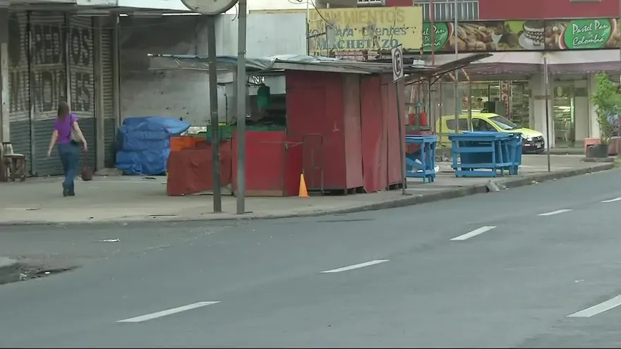 Panameños, a favor de reubicación de buhoneros en Calidonia