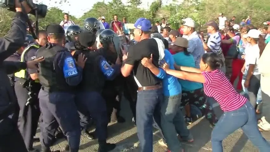 Residentes de "La Esperanza" protestan por la no legalización de terrenos