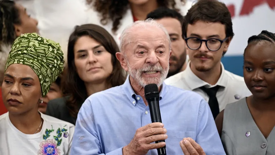 Lula apuesta por los selfies y las redes sociales para intentar remontar las presidenciales
