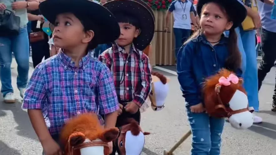 Cabalgata infantil de caballitos de palo en Veraguas