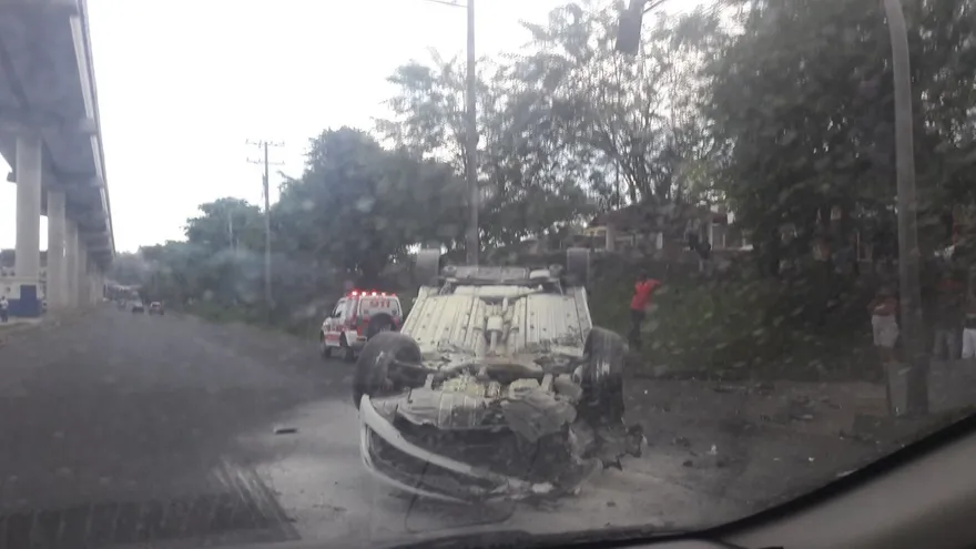Auto volcado en Ojo de Agua.
