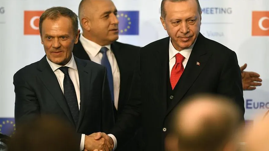 El presidente del Consejo Europeo, Donald Tusk (i) estrecha la mano del presidente turco, Recep Tayyip Erdogan (d), frente al primer ministro búlgaro, Boyko Borissov (c), durante la reunión cumbre entre los líderes de la Unión Europea (UE) y Turquía hoy en la Residencia Evksinograd, en la ciudad de Varna (Bulgaria).