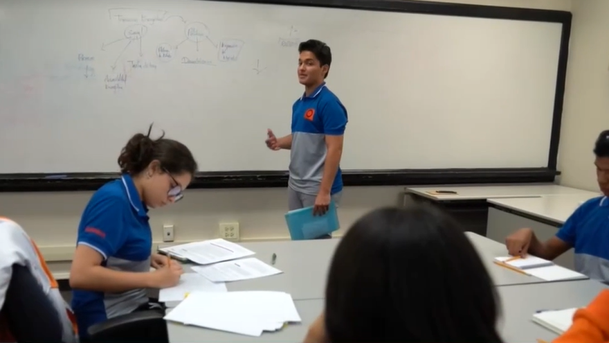 Por mayores del Concurso Nacional de Oratoria.