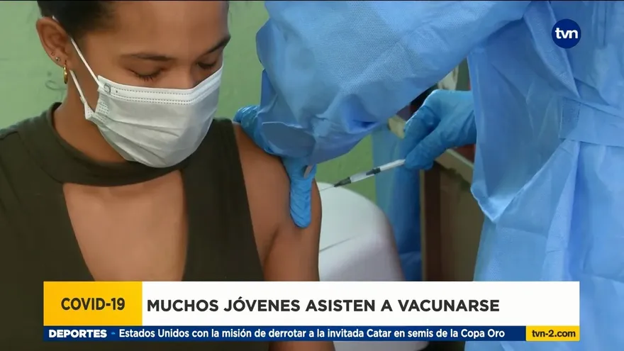Jóvenes asisten a vacunarse en Rufina Alfaro