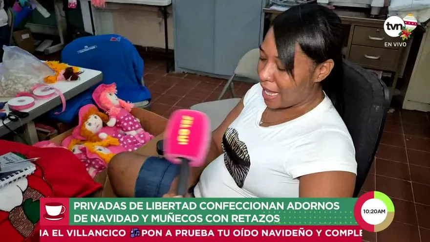 Privadas de libertad confeccionan adornos de navidad y muñecos con retazos