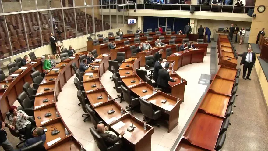 Discuten ley que beneficiaría a padres con hijos en escuelas particulares