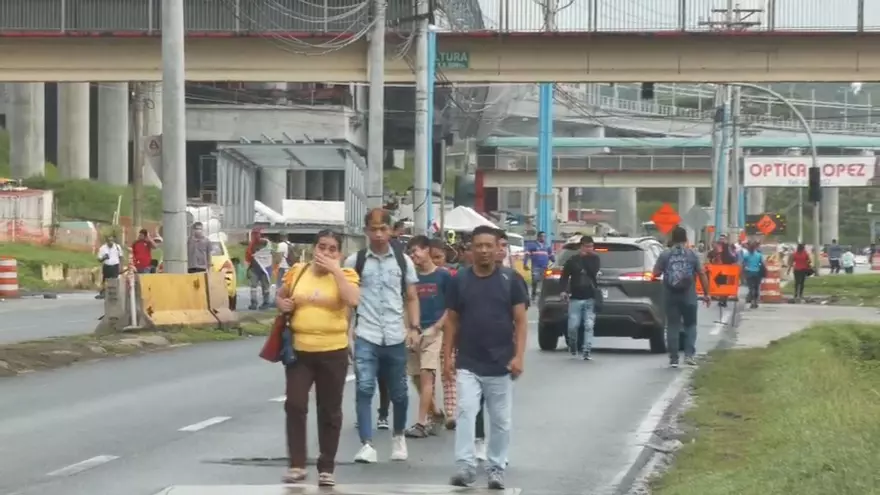 Personas caminan para llegar a sus destinos