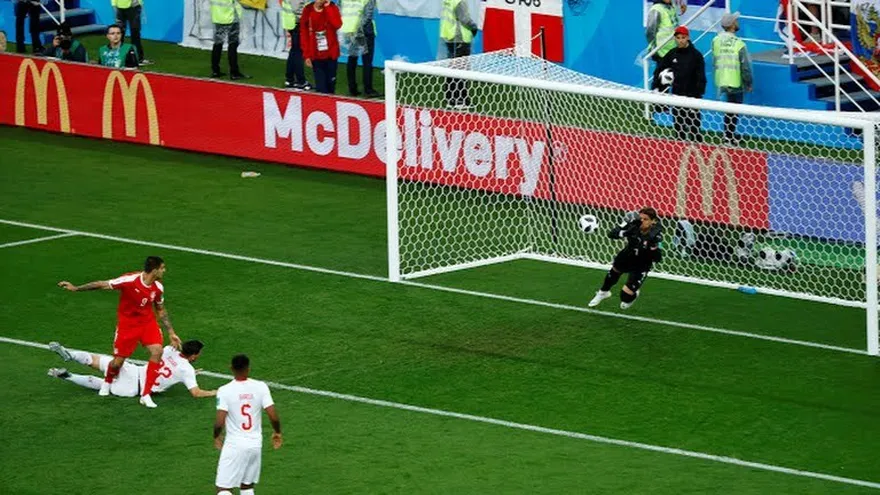 Gol de Aleksandar Mitrović. Serbia 1-0 Suiza