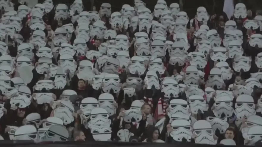 Fanáticos recibieron a su equipo al estilo 'Star Wars'