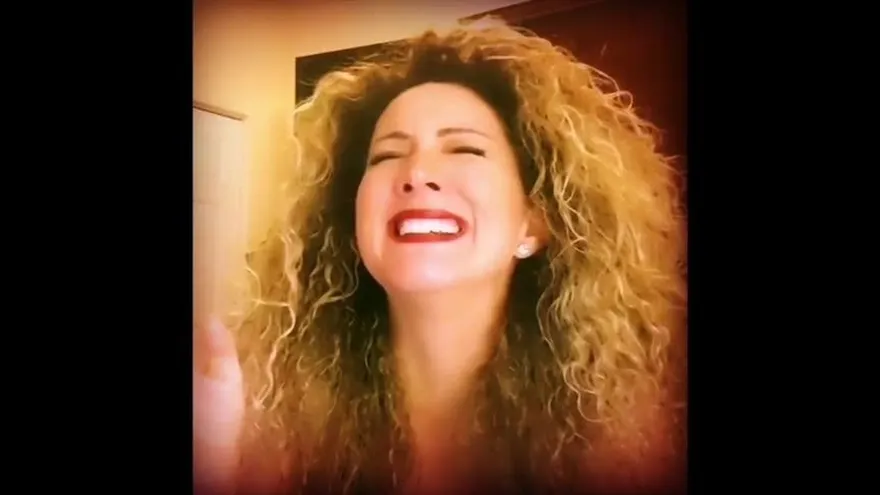 Erika Ender canta temas de Juan Gabriel