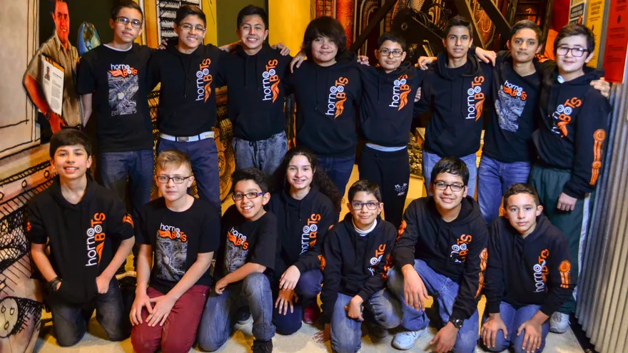 El equipo mexicano infantil de robótica HornoBots que participará en la Copa Mundial de Robótica (RoboCup) en Alemania.
