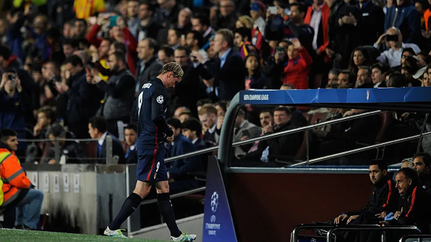 Fernando Torres sale de la cancha del Camp Nou tras su expulsión